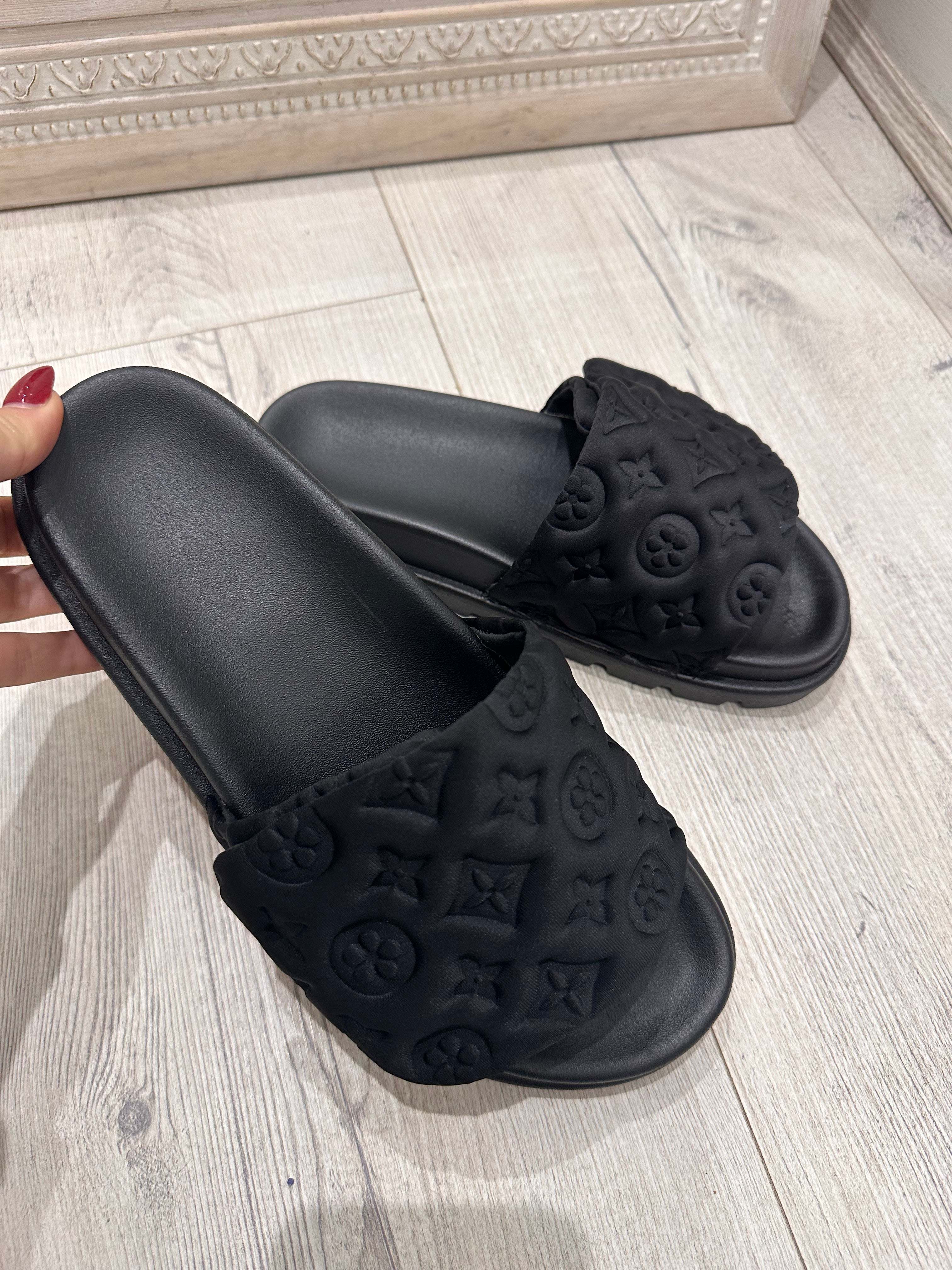 WILLOW Sliders black comfy footwear with stable support for indoor and outdoor use