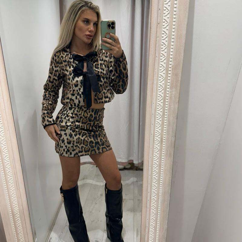 Ensemble cardigan et mini-jupe pailletés NAOMI imprimé léopard avec nœud