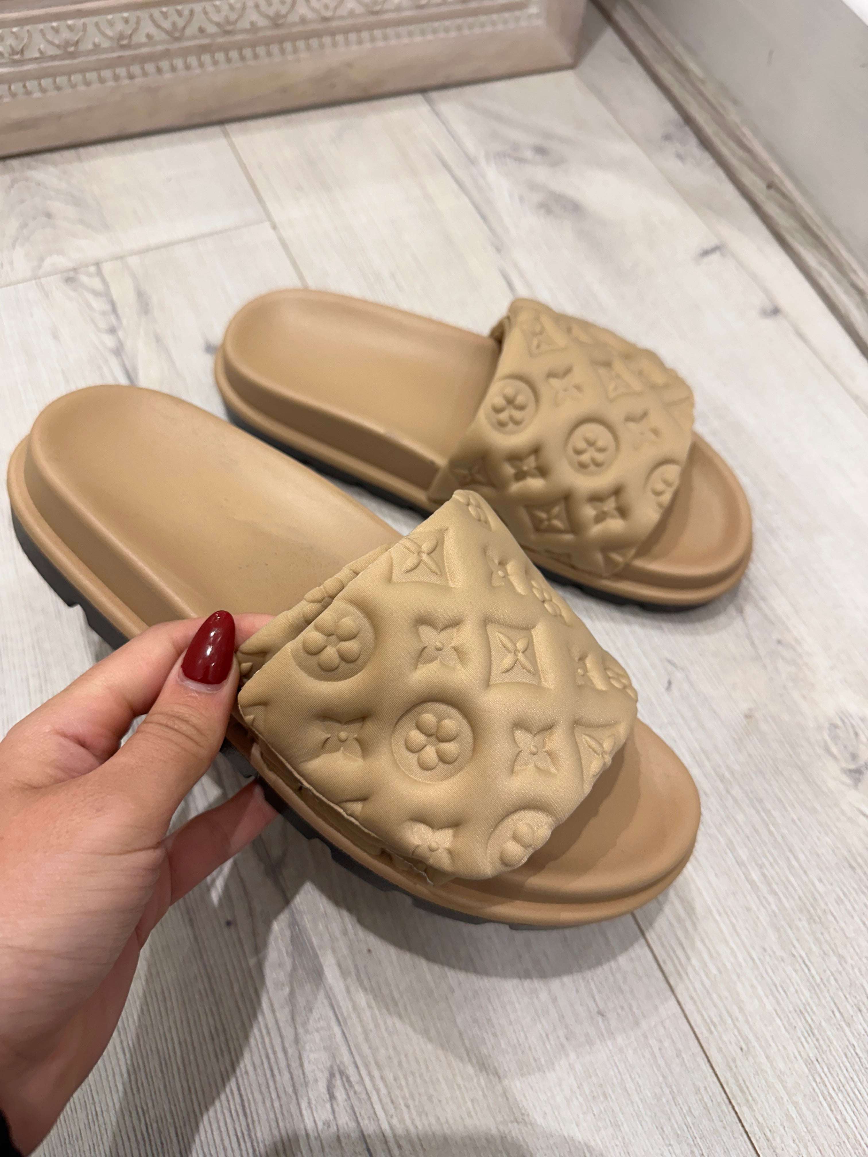 WILLOW black sliders with comfortable design for indoor and outdoor use