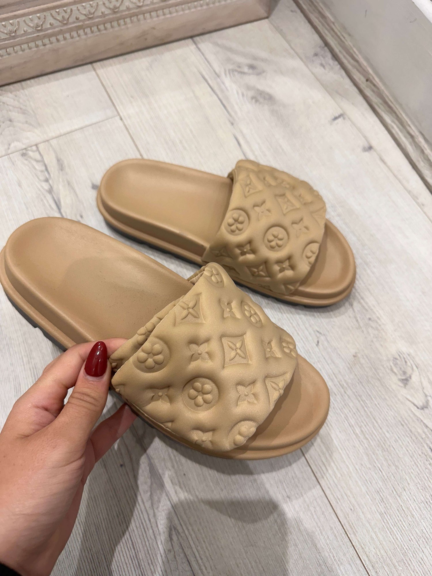 WILLOW black comfy sliders with contemporary design for indoor and outdoor use