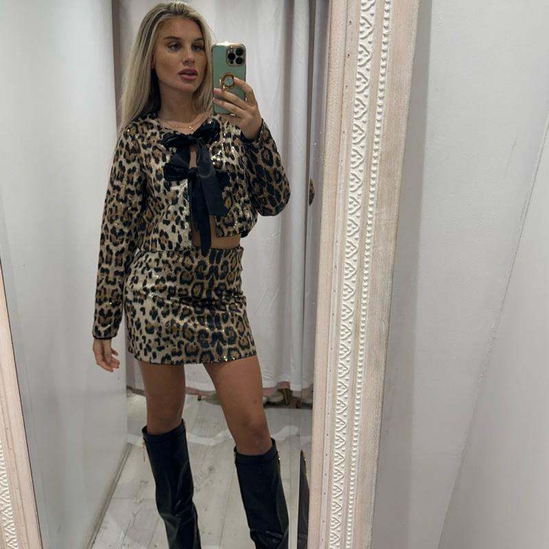 Ensemble cardigan et mini-jupe pailletés NAOMI imprimé léopard avec nœud