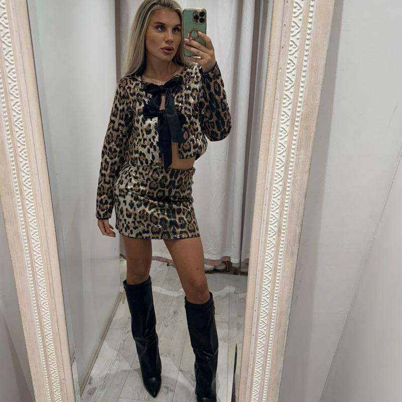 Ensemble cardigan et mini-jupe pailletés NAOMI imprimé léopard avec nœud