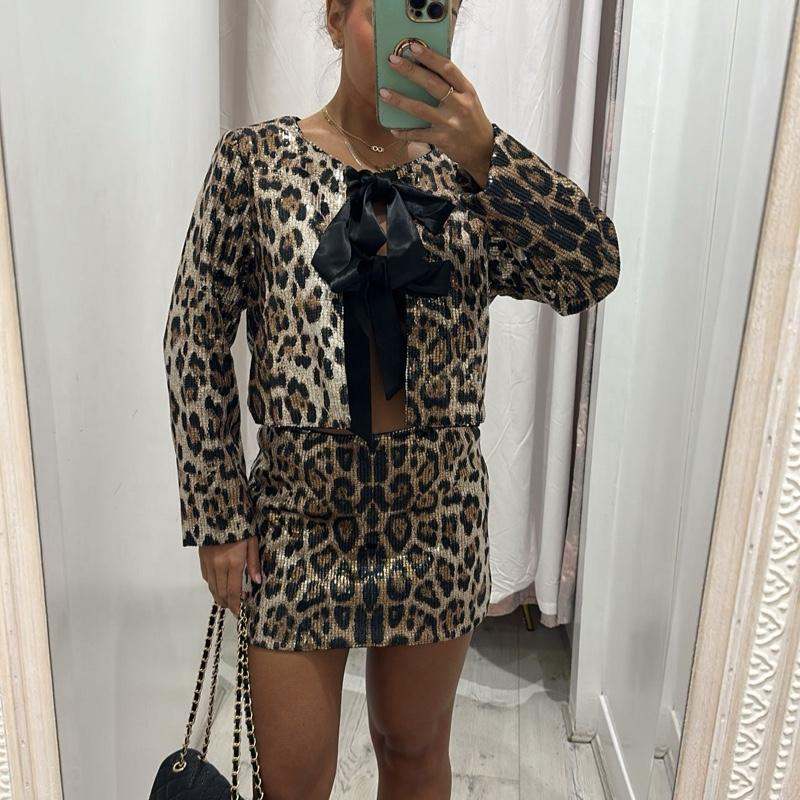 Ensemble cardigan et mini-jupe pailletés NAOMI imprimé léopard avec nœud