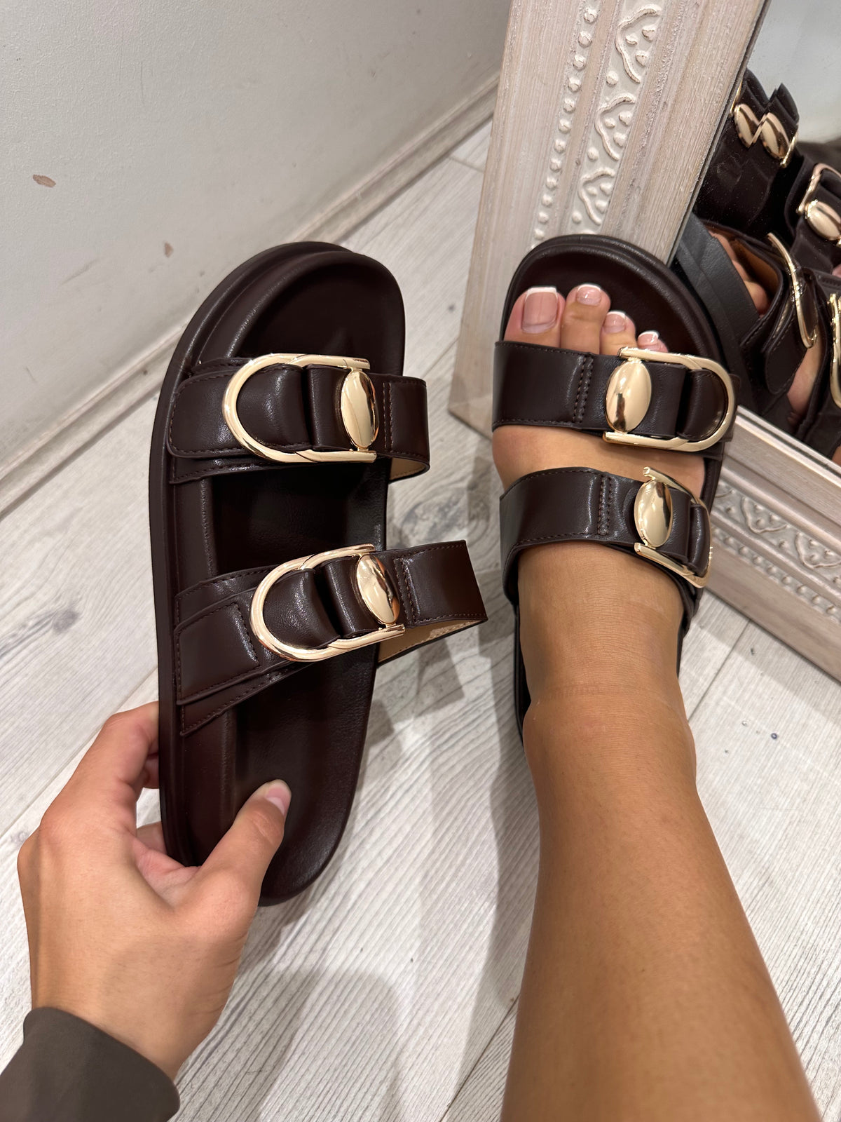 LORETA Brown Leather Sandals With Gold Buckle Detailing